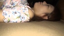 迷奸以后美女的逼毛刮的好干净，手插进去很多水，鲍鱼逼就是舒服
