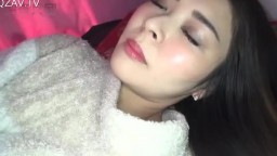 国产最疯狂的“迷奸”女孩是在某银行上班的职员，女孩的皮肤好白好嫩，太美了逼看着就想舔.