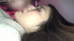 国产最疯狂的“迷奸”女孩是在某银行上班的职员，女孩的皮肤好白好嫩，太美了逼看着就想舔.