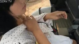 经典刺激！和女同学偏远土路玩车震,无毛B嫩的出水了