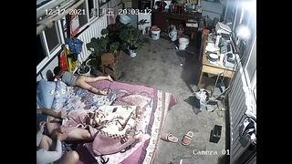 【破解偷窥】各类家庭夫妻日常性爱生活夫妻爽炮娃儿在一旁淡定玩手机