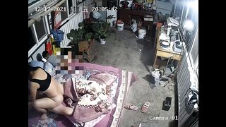 【破解偷窥】各类家庭夫妻日常性爱生活夫妻爽炮娃儿在一旁淡定玩手机