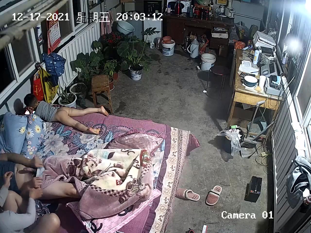 【破解偷窥】各类家庭夫妻日常性爱生活夫妻爽炮娃儿在一旁淡定玩手机