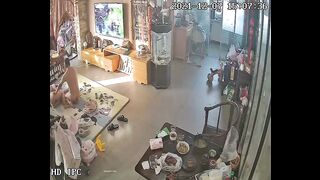 【破解偷窥】各类家庭夫妻日常性爱生活双角度偷拍大白天夫妻一边追剧一边在地板上做爱