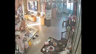 【破解偷窥】各类家庭夫妻日常性爱生活双角度偷拍大白天夫妻一边追剧一边在地板上做爱