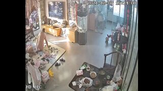 【破解偷窥】各类家庭夫妻日常性爱生活双角度偷拍大白天夫妻一边追剧一边在地板上做爱