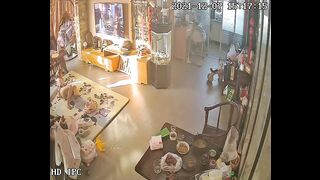 【破解偷窥】各类家庭夫妻日常性爱生活双角度偷拍大白天夫妻一边追剧一边在地板上做爱