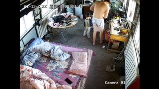 2022新黑客破解家庭网络摄像头偷拍夫妻也太不检点经常当着小孩的面啪啪