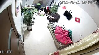 黑客破解家庭网络摄像头长期高清监控一对夫妻的私密性生活