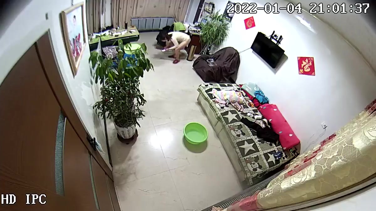 黑客破解家庭网络摄像头长期高清监控一对夫妻的私密性生活