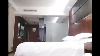 本人比照片还漂亮，清纯短发学生妹，性感活泼趴在身上，骑乘边操边揉奶子，垫上枕头床边抽插，扶腰后入最后冲刺