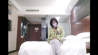 本人比照片还漂亮，清纯短发学生妹，性感活泼趴在身上，骑乘边操边揉奶子，垫上枕头床边抽插，扶腰后入最后冲刺
