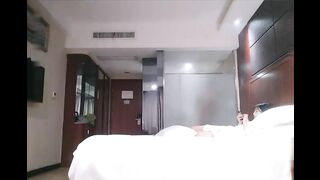 本人比照片还漂亮，清纯短发学生妹，性感活泼趴在身上，骑乘边操边揉奶子，垫上枕头床边抽插，扶腰后入最后冲刺