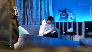 在酒店约了一个气质身材极品的师范学院女学生，妹子表情羞涩抱住缠绕爱抚，快速抽插深顶啪啪迎合呻吟