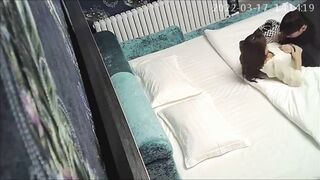 酒店摄像头偷拍下午不用上课的大学生情侣开房尝试各种姿势体位啪啪