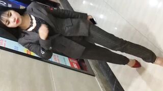 大神潜入单位女厕 近距离偷窥两位风韵犹存的美女同事