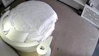 经典Hotel偷拍系列 未流出白皮猪套房惊现两对情侣4P大乱交 性爱持久力和做爱姿势大比拼