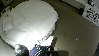 经典Hotel偷拍系列 未流出白皮猪套房惊现两对情侣4P大乱交 性爱持久力和做爱姿势大比拼