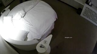 经典Hotel偷拍系列 未流出白皮猪套房惊现两对情侣4P大乱交 性爱持久力和做爱姿势大比拼