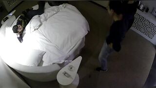 经典Hotel偷拍系列 未流出白皮猪套房惊现两对情侣4P大乱交 性爱持久力和做爱姿势大比拼