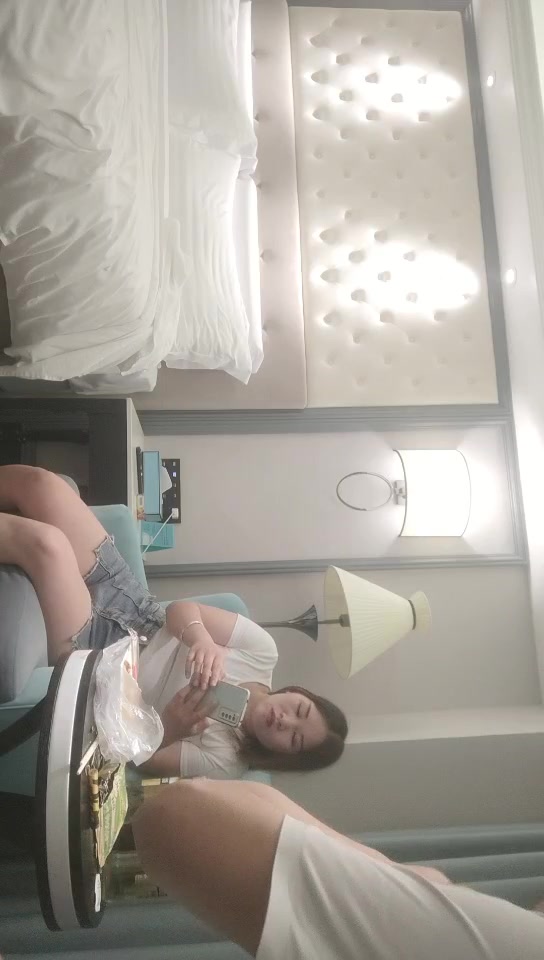【老马车行】新良家少妇喝酒聊天，有点微醉再开操，肉感大屁股后入撞击