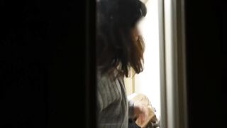 《偸窥真实造爱现场》窗户缝中偸拍邻居同居小情侣啪啪啪美女很会玩循序渐进先撸后舔再脱光女上位激情澎湃