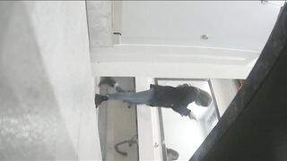 大神潜入办公楼偷拍 漂亮的妹子尿尿前先要对着镜子来几张美美的自拍