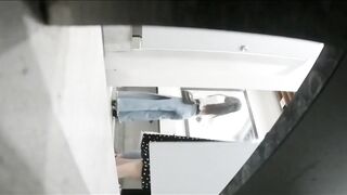 大神潜入办公楼偷拍 漂亮的妹子尿尿前先要对着镜子来几张美美的自拍