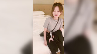 完了，芭比Q啦，酒店只剩一间房！赵老师；是不是你故意设计好的，中间放个枕头睡呗男；我怕最后把持不住犯罪！精彩对白！