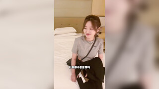 完了，芭比Q啦，酒店只剩一间房！赵老师；是不是你故意设计好的，中间放个枕头睡呗男；我怕最后把持不住犯罪！精彩对白！