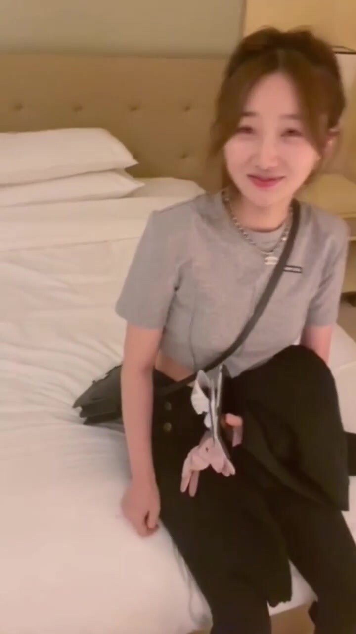 完了，芭比Q啦，酒店只剩一间房！赵老师；是不是你故意设计好的，中间放个枕头睡呗男；我怕最后把持不住犯罪！精彩对白！