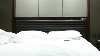 老公快点人家逼逼痒死了性感黑丝少妇酒店约炮微信聊了几个月的网络老公激情啪啪