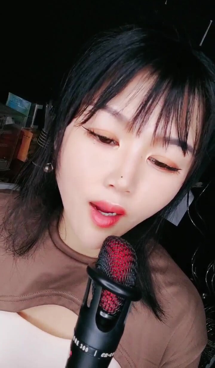 小鱼儿大骚货还挺会讲故事哦~一脸良家妇女的感觉画面非常素~声音非常色非常骚~懂的快快来！！