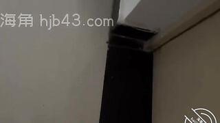 今天作死趁我哥睡觉跑我哥房间脱光衣服露出，吓得我的腿都抖！有视频