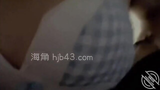 今天作死趁我哥睡觉跑我哥房间脱光衣服露出，吓得我的腿都抖！有视频