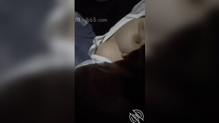 海边瞭望台强奸处女表妹，被人看到也不管了，化身禽兽夺了她的第一次