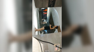 十月私房最新流出大神潜入国内温泉会所-更衣室偷拍美女的裸体