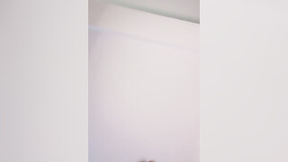 气质网红妹子，米色比基尼一个人独居全裸自慰三点全露，特写粉色蝴蝶逼