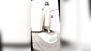 《魔手外购》地铁站内公共女蹲厕双视角偸拍下班高峰各类OL白领小姐姐大小便亮点多多极品双洞微张好性感 (1)