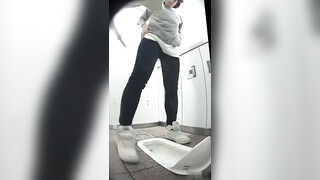 《魔手外购》地铁站内公共女蹲厕双视角偸拍下班高峰各类OL白领小姐姐大小便亮点多多极品双洞微张好性感 (1)