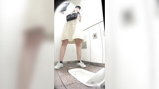 《魔手外购》地铁站内公共女蹲厕双视角偸拍下班高峰各类OL白领小姐姐大小便亮点多多极品双洞微张好性感 (1)
