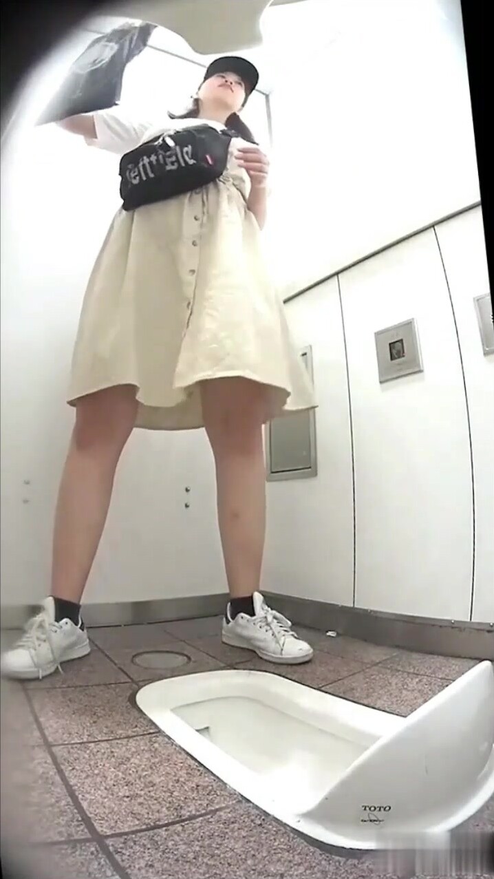 《魔手外购》地铁站内公共女蹲厕双视角偸拍下班高峰各类OL白领小姐姐大小便亮点多多极品双洞微张好性感 (1)