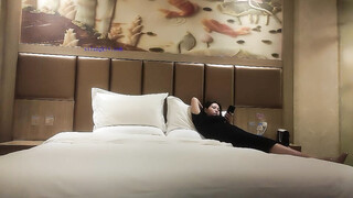 知性肥坦美容院熟女，相约酒店，美色当前，无奈鸡巴软踏踏，口了好久都没硬，姿色相当不错 可惜了~人妻一脸幽怨