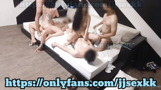 【极品性爱乱爱】推特暗黑情侣『JJ爱KK』狂干群交大型淫乱场面 美乳嫩穴被疯狂怼操 女主身材超棒 (1)