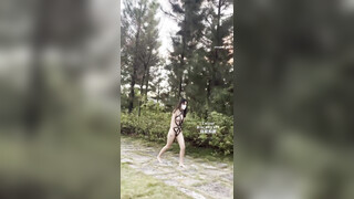 【人气女神极品流出】最新推特露出女神『爱吃菠萝』真爱粉极限露出挑战 路口换衣 白嫩肉体 极品身材