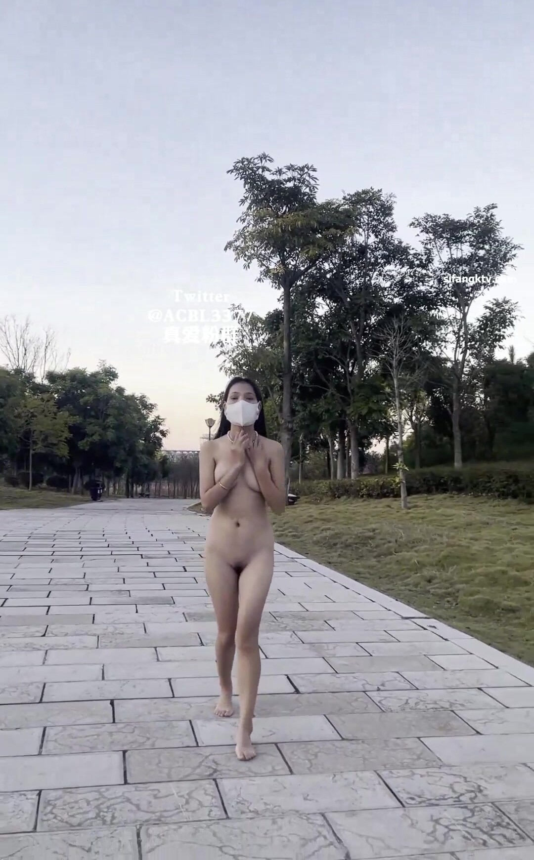 【人气女神极品流出】最新推特露出女神『爱吃菠萝』真爱粉极限露出挑战 路口换衣 白嫩肉体 极品身材
