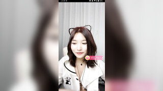 魔手外购 疯狂抖音美女露点自慰PK精彩万分 当街玩跳蛋潮吹宛如瀑布 抖友互动玩弄乳粒 真空表演精彩露点[ (5)