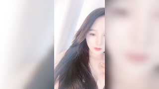 网红女神近期下海！168CM黑丝美腿！性感翘臀摇摆，半脱下丝袜假屌插穴，微毛嫩穴极度诱惑