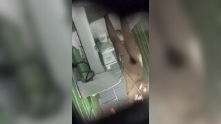 女生宿舍窗外偷拍宿舍6个女生洗澡全被偷拍 (2)