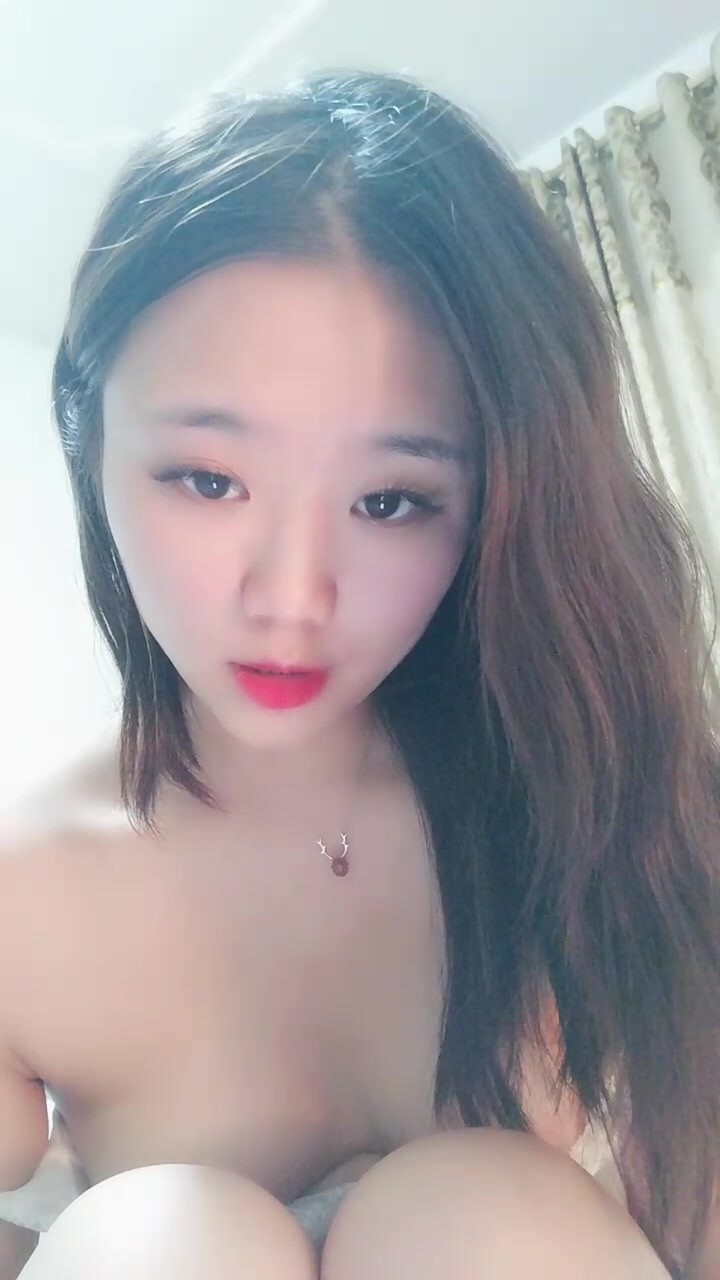 甜美可爱又性感的女大学生放假在家挣外快玩黄播，全程露脸深夜洗澡诱惑，把逼逼洗干净特写给狼友看舔逼淫水